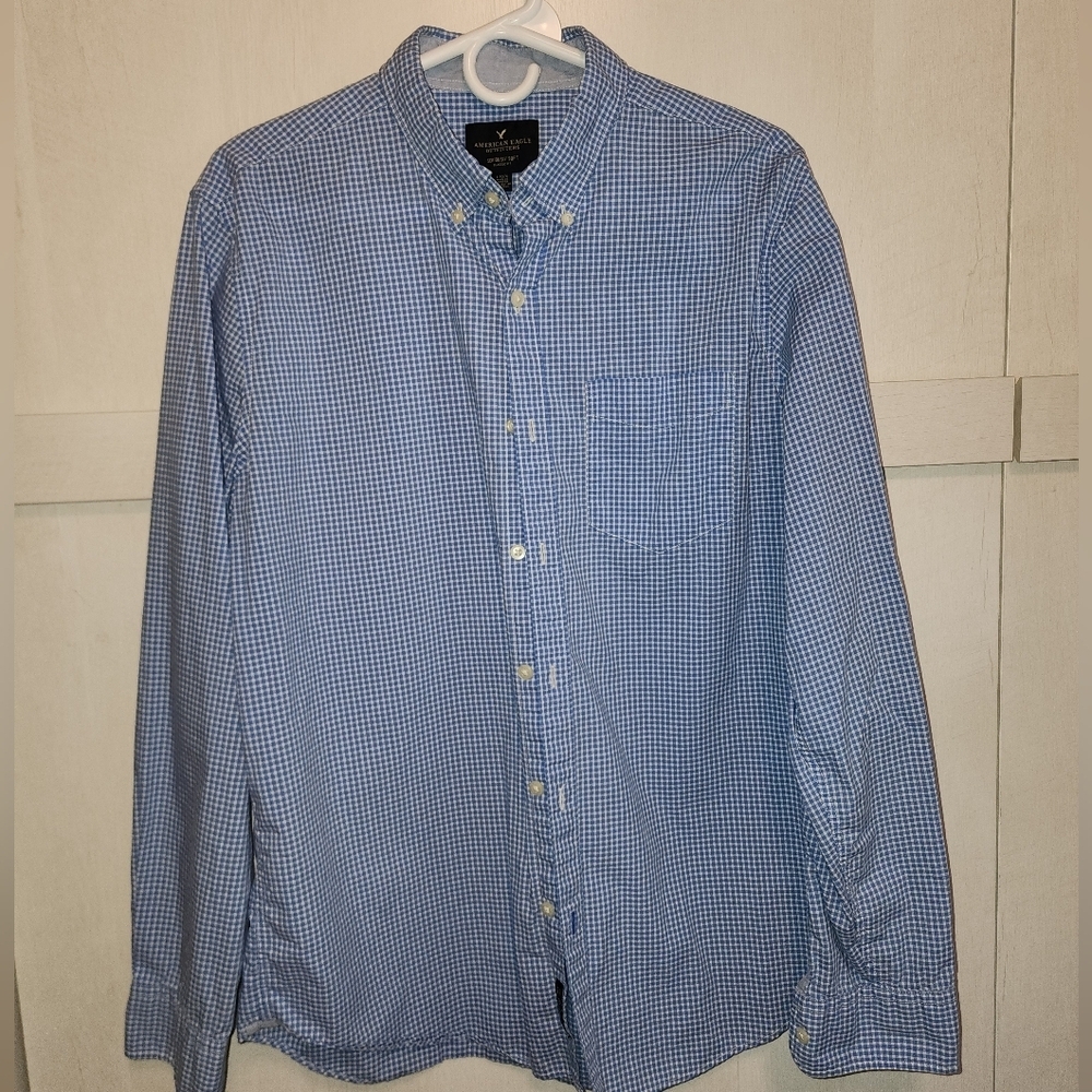 Preowned American Eagle Outfitters Large blue and‎ white button down